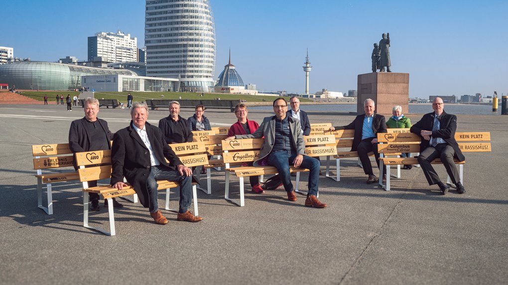 Von links: Dr. Ralf Meyer (Erlebnis Bremerhaven), Dr. Uwe Lissau (Vorstandsvorsitzender AWO Kreisverband Bremerhaven e.V.), Mike Heilmann (Werbegemeinschaft Alte Bürger), Insa Rabbel (BiS Stabsstelle Standortmarketing), Ute Möhle (Nord-Süd-Forum), Gerd Engelbrecht (Stadtbäckerei Engelbrecht), Olaf Schröder (Fischereihafen-Betriebsgesellschaft), Bernd Meenzen (Wespa), Gertrud Wiehler (Aktionsbündnis gegen Rechts), Eckart Kroon (Geschäftsführer AWO Bremerhaven). | © AWO Bremerhaven / Simone Hryzyk Auf dem Foto von links: Dr. Ralf Meyer (Erlebnis Bremerhaven), Dr. Uwe Lissau (Vorstandsvorsitzender AWO Kreisverband Bremerhaven e.V.), Mike Heilmann (Werbegemeinschaft Alte Bürger), Insa Rabbel (BiS Stabsstelle Standortmarketing), Ute Möhle (Nord-Süd-Forum), Gerd Engelbrecht (Stadtbäckerei Engelbrecht), Olaf Schröder (Fischereihafen-Betriebsgesellschaft), Bernd Meenzen (Wespa), Gertrud Wiehler (Aktionsbündnis gegen Rechts), Eckart Kroon (Geschäftsführer AWO Bremerhaven). | © AWO Bremerhaven / Simone Hryzyk