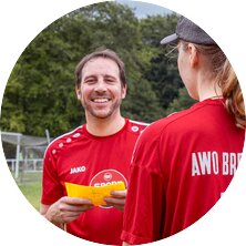Das Foto zeigt einen Mann im roten AWO-Trikot