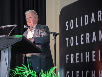 Vorstandsvorsitzender Dr. Uwe Lissau spricht am Redepodest.